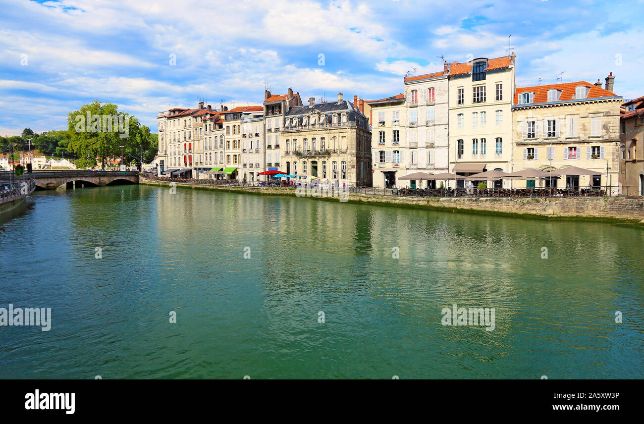 Bâtiment sur la rive à Bayonne. Banque D'Images