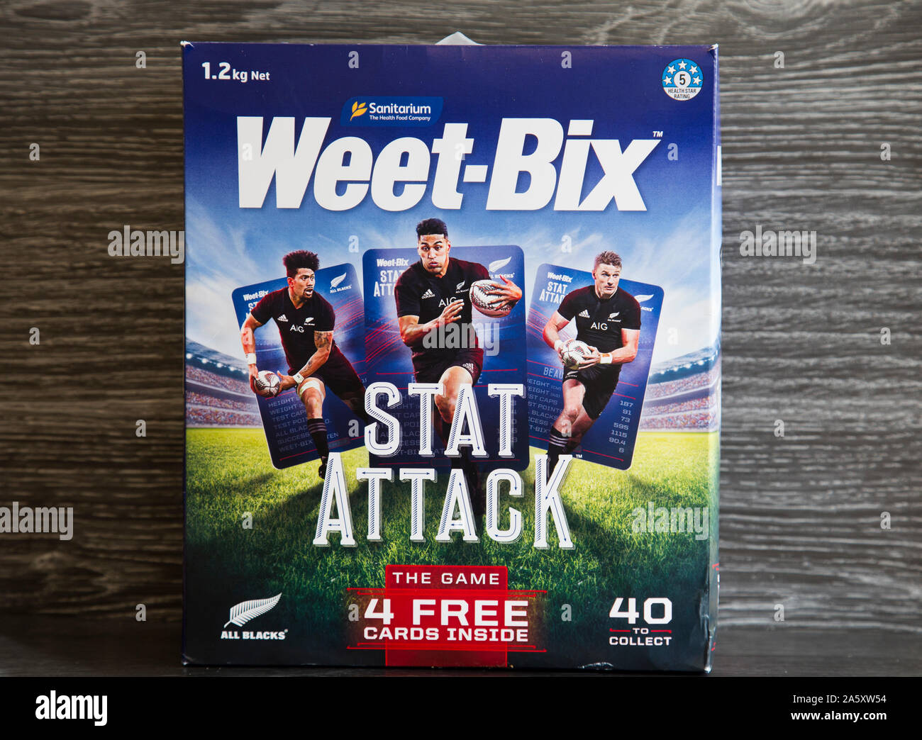 Fort de l'équipe de rugby néo-zélandais Weet-Bix avec les All Blacks. Les cartes libres à l'intérieur de la boîte. Jeu d'attaque de stat. Les cartes peuvent être échangées. Pour la promotion de la coupe du monde de rugby RWC Banque D'Images