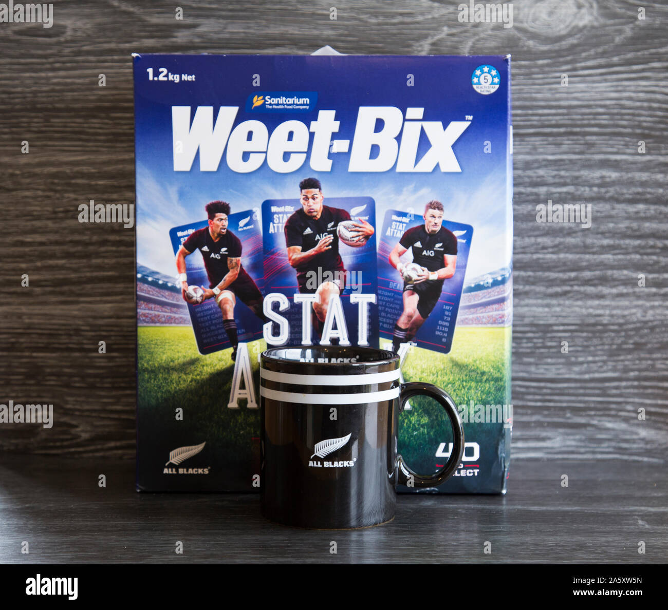 Fort de l'équipe de rugby néo-zélandais Weet-Bix avec les All Blacks. Les cartes libres à l'intérieur de la boîte. Jeu d'attaque de stat. Les cartes peuvent être échangées. Pour la promotion de la coupe du monde de rugby RWC Banque D'Images