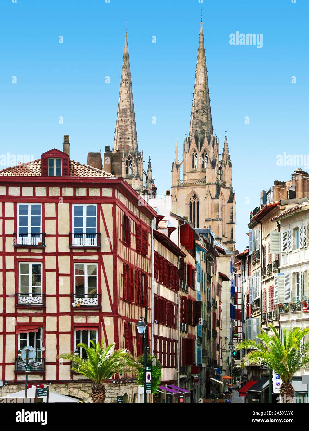 Maisons anciennes et petite rue de Bayonne en Pays Basque. Banque D'Images