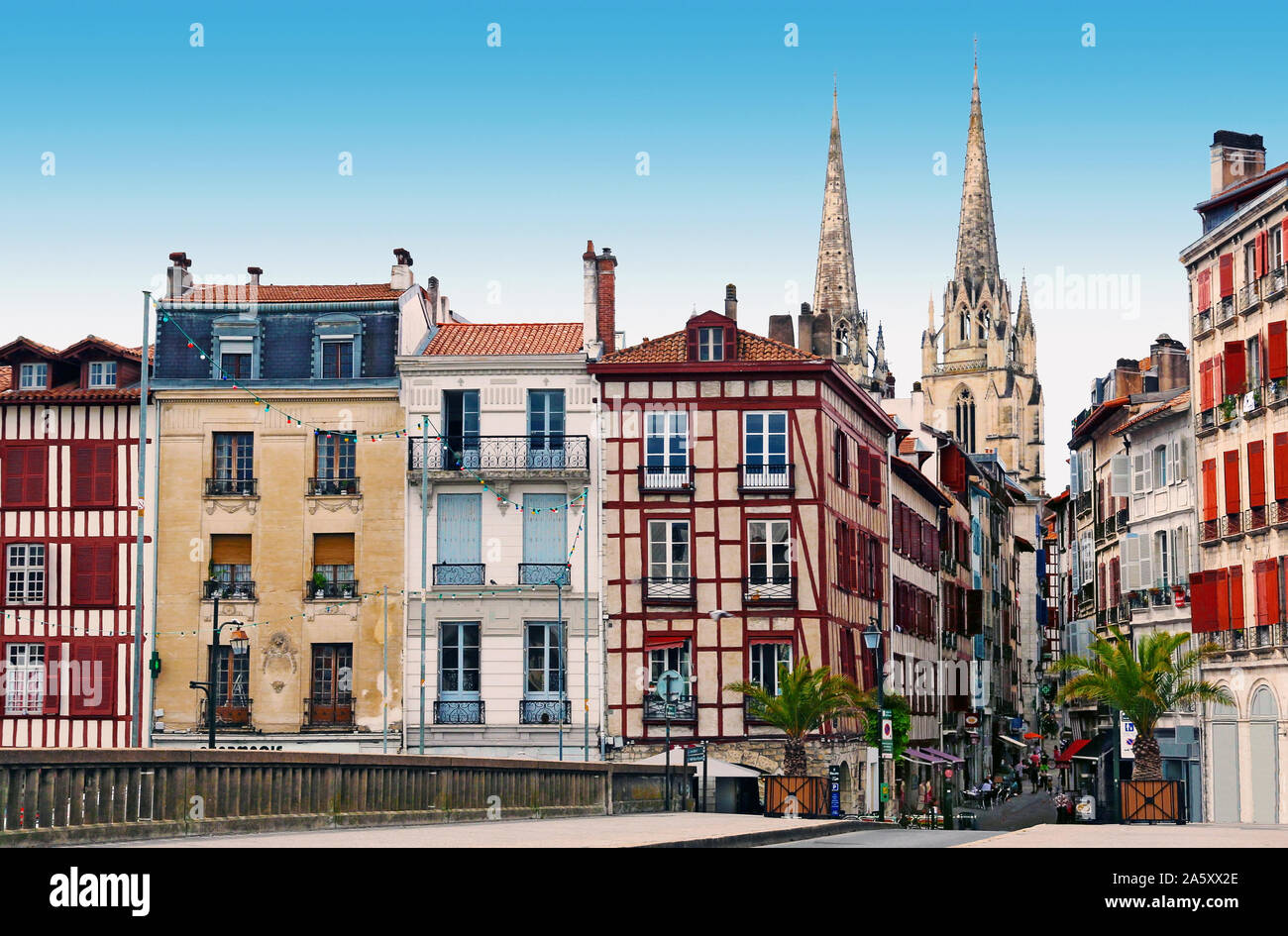 Maisons anciennes et petite rue de Bayonne en Pays Basque. Banque D'Images