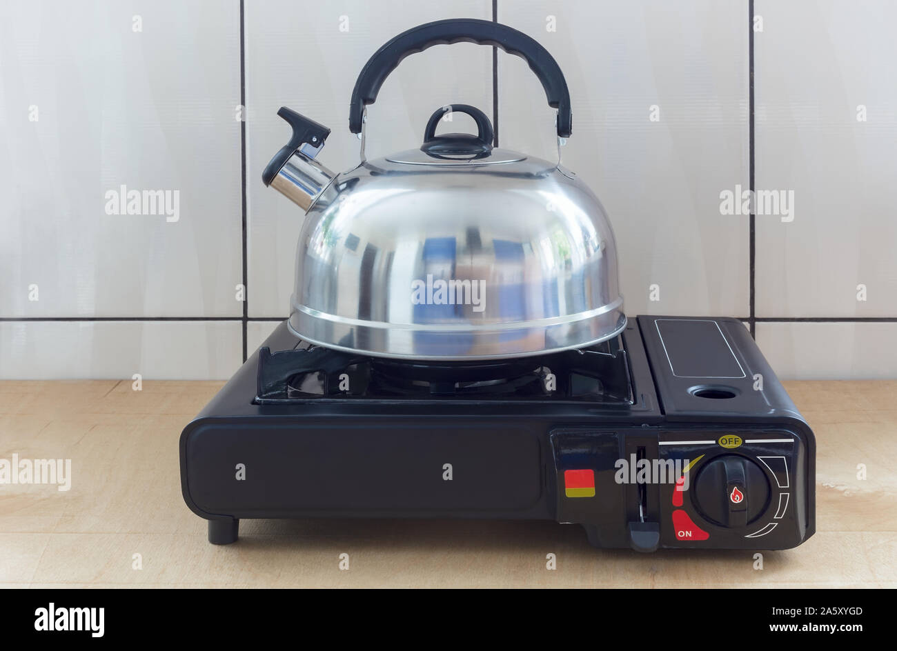 Portable petite cuisinière à gaz pour la cuisson et électrique Photo Stock  - Alamy