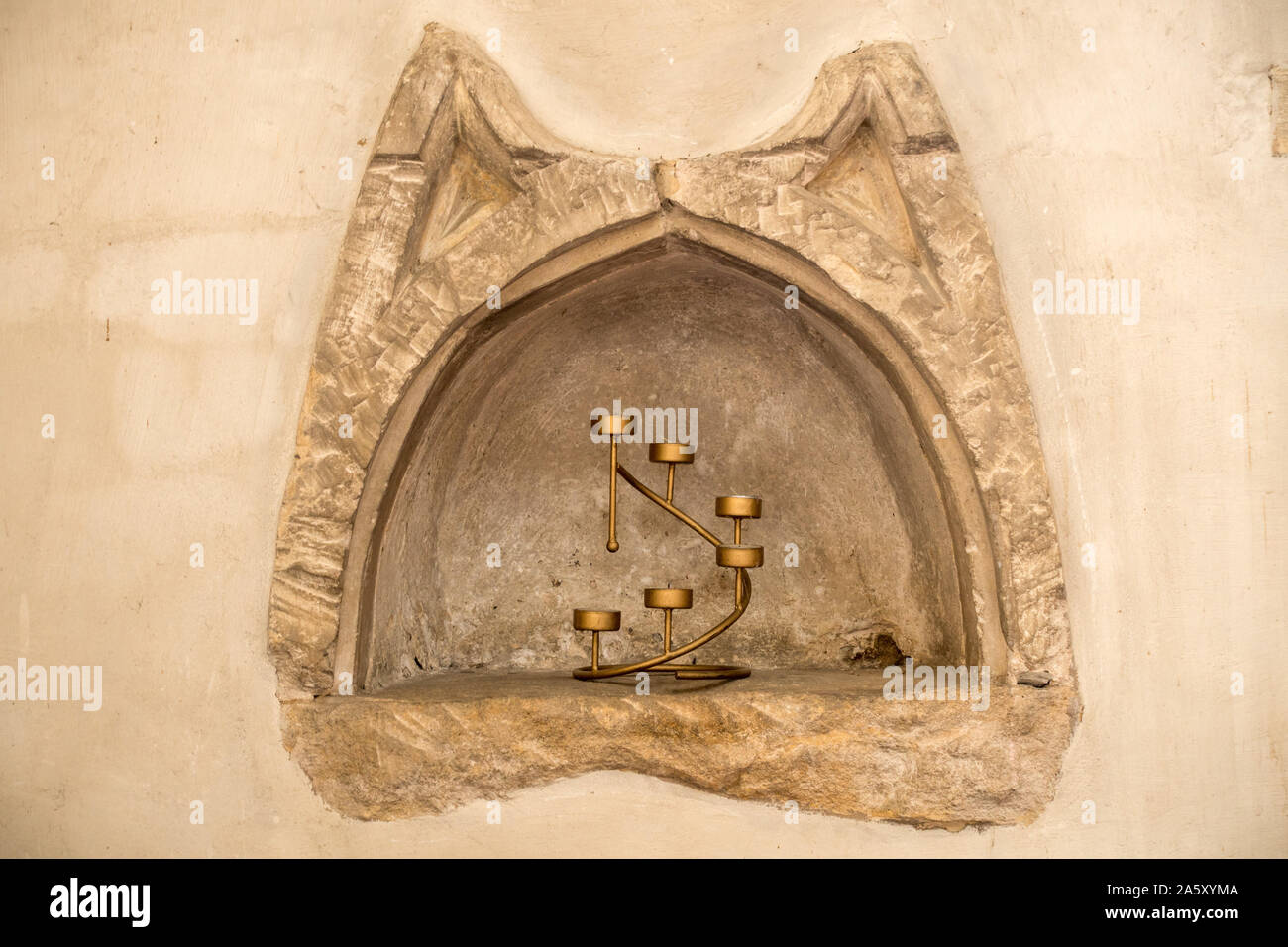 Piscina voûte en pierre avec des porte-chandelle, église St Andrews, Lyddington, Rutland, England, UK Banque D'Images