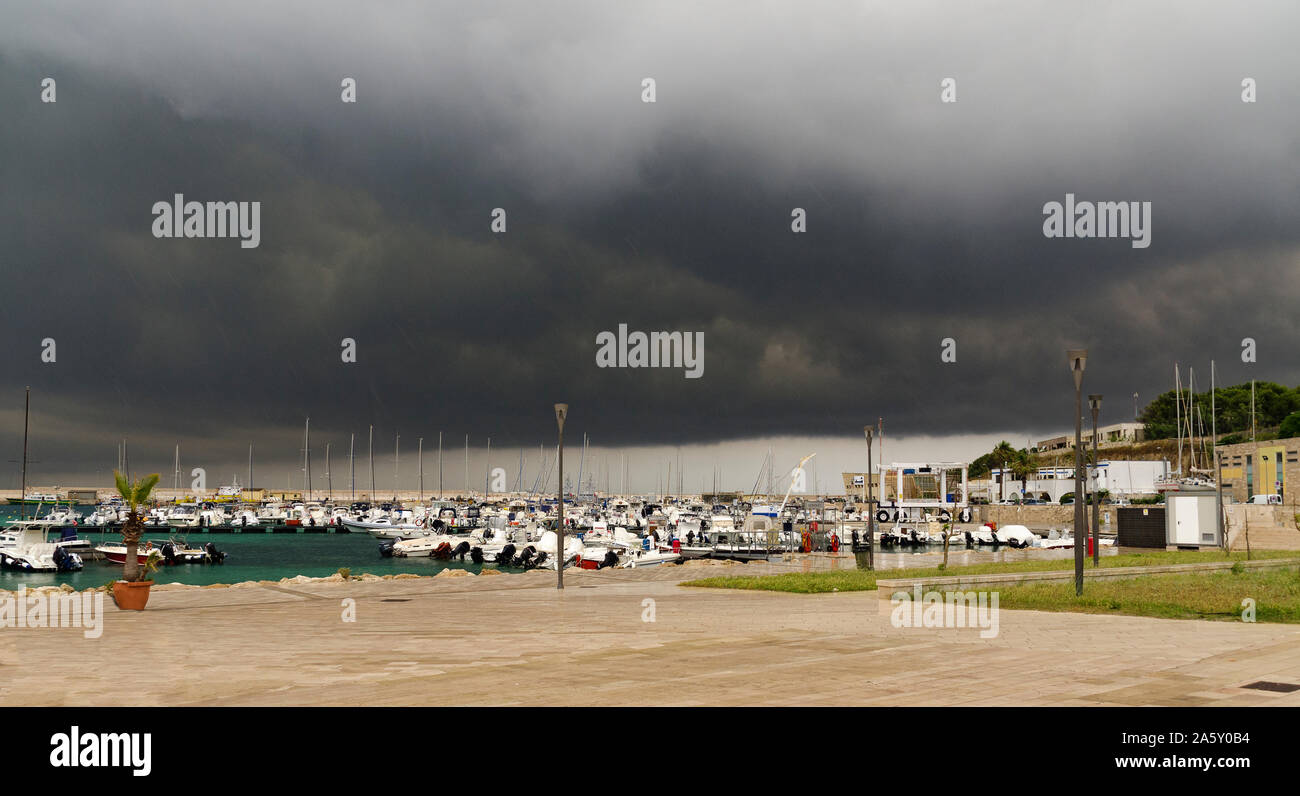 Dark thunder nuages sur le port Banque D'Images