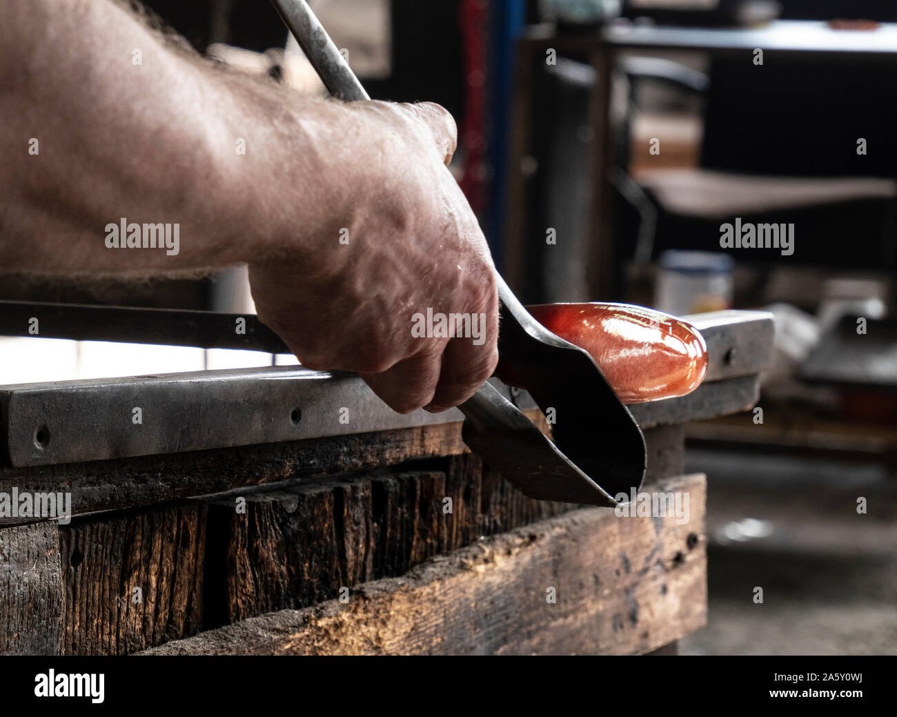 Italie, Vénétie, Venise, l'île de Murano Verre soufflé de Murano, l'art, un artisan au cours de l'un artisan travaillant le verre dans une usine de verre traditionnelle Banque D'Images