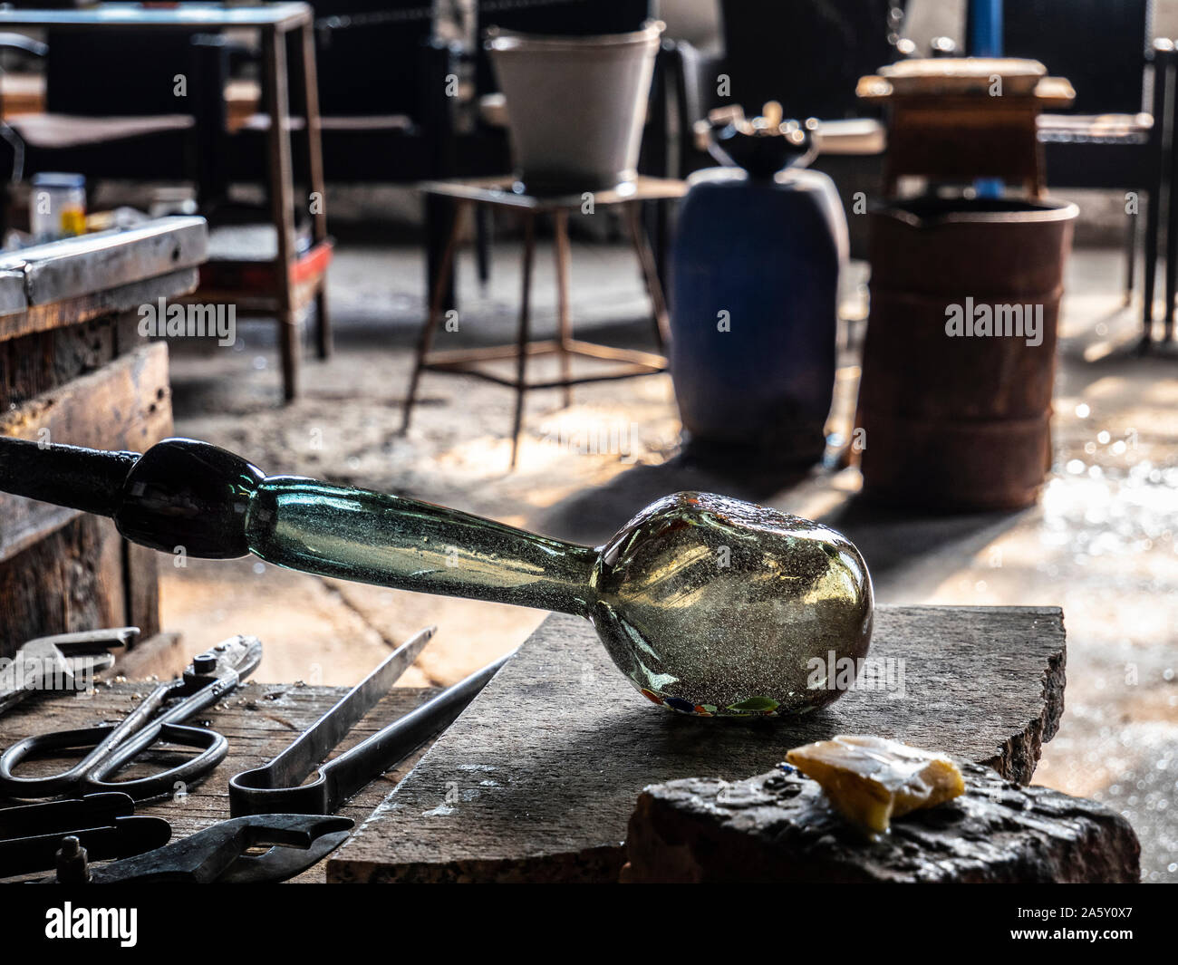 Italie, Vénétie, Venise, l'île de Murano Verre soufflé de Murano, l'art, un artisan au cours de l'un artisan travaillant le verre dans une usine de verre traditionnelle Banque D'Images