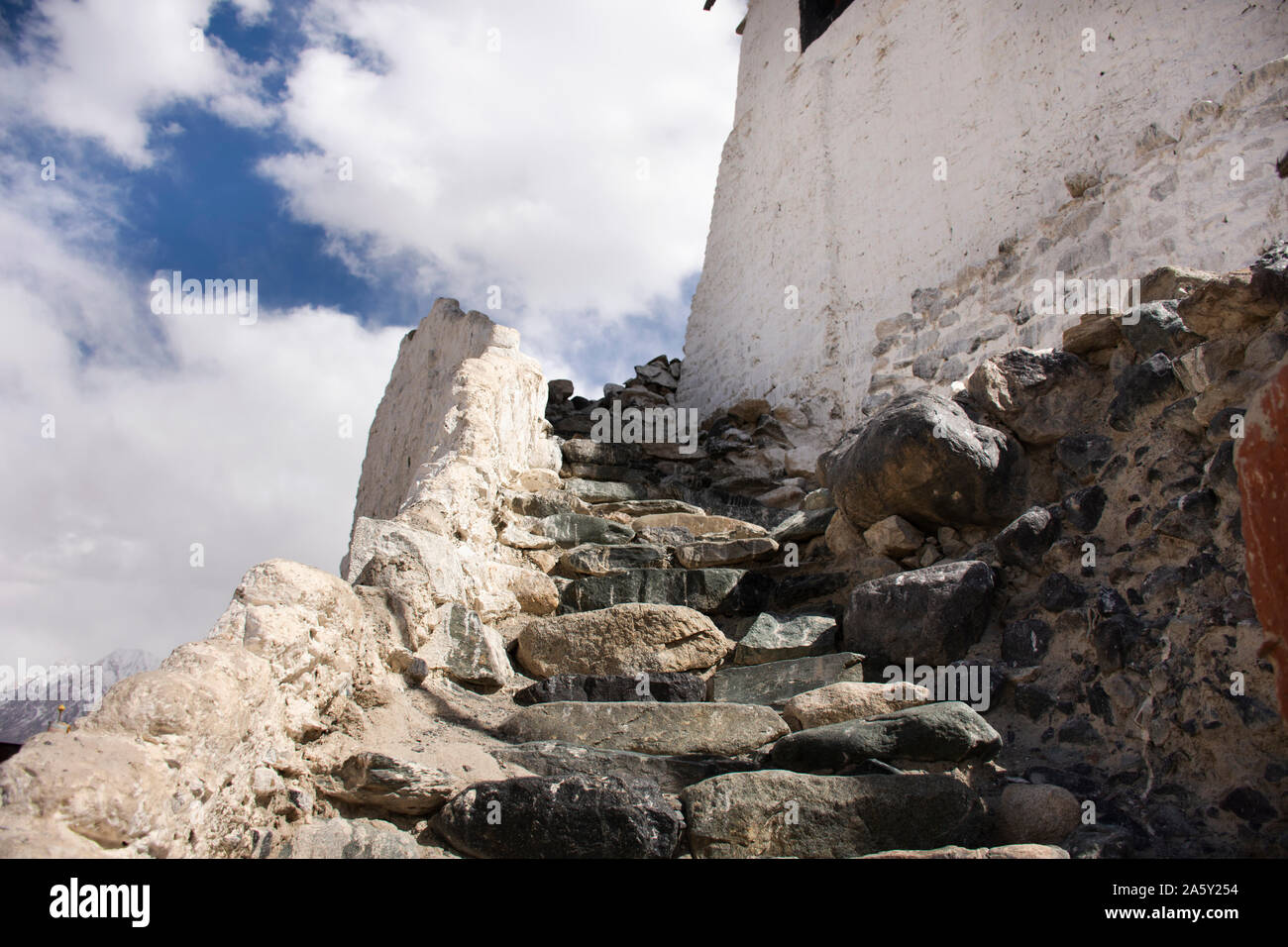 Escaliers en pierre s'approche de Diskit Galdan Monastère Tashi Chuling Gompa Trekking dans le village de ou , Hundar tehsil nubra valley alors qu'une saison d'hiver Banque D'Images