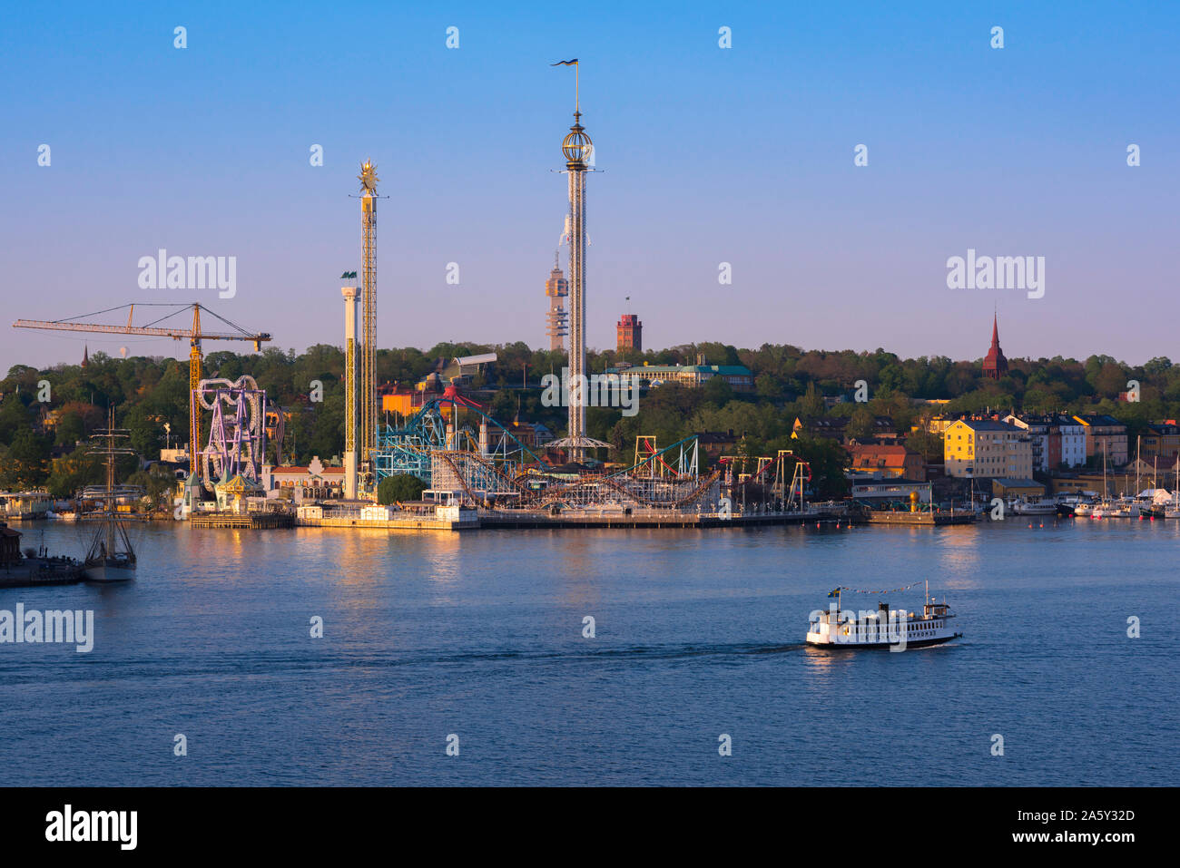 Grona Lund Stockholm, vue sur une soirée d'été du parc d'attractions Gröna Lund sur le front de Djurgarden, Stockholm, Suède. Banque D'Images