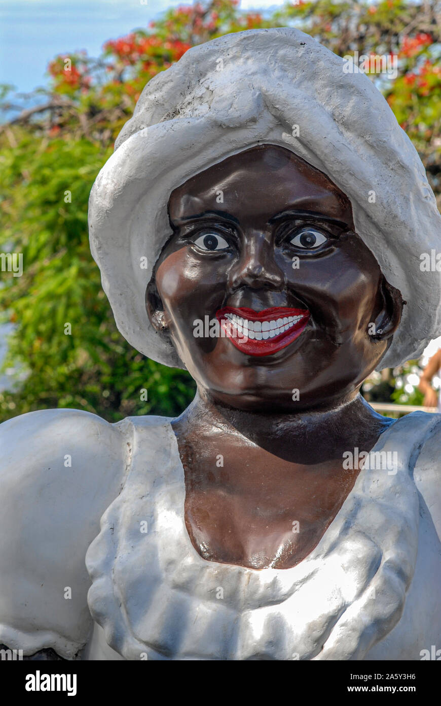 Figure énorme d'une femme bahreïenne en vêtements traditionnels dans la vieille ville de Pelourinho, Salvador de Bahia, Brésil Banque D'Images