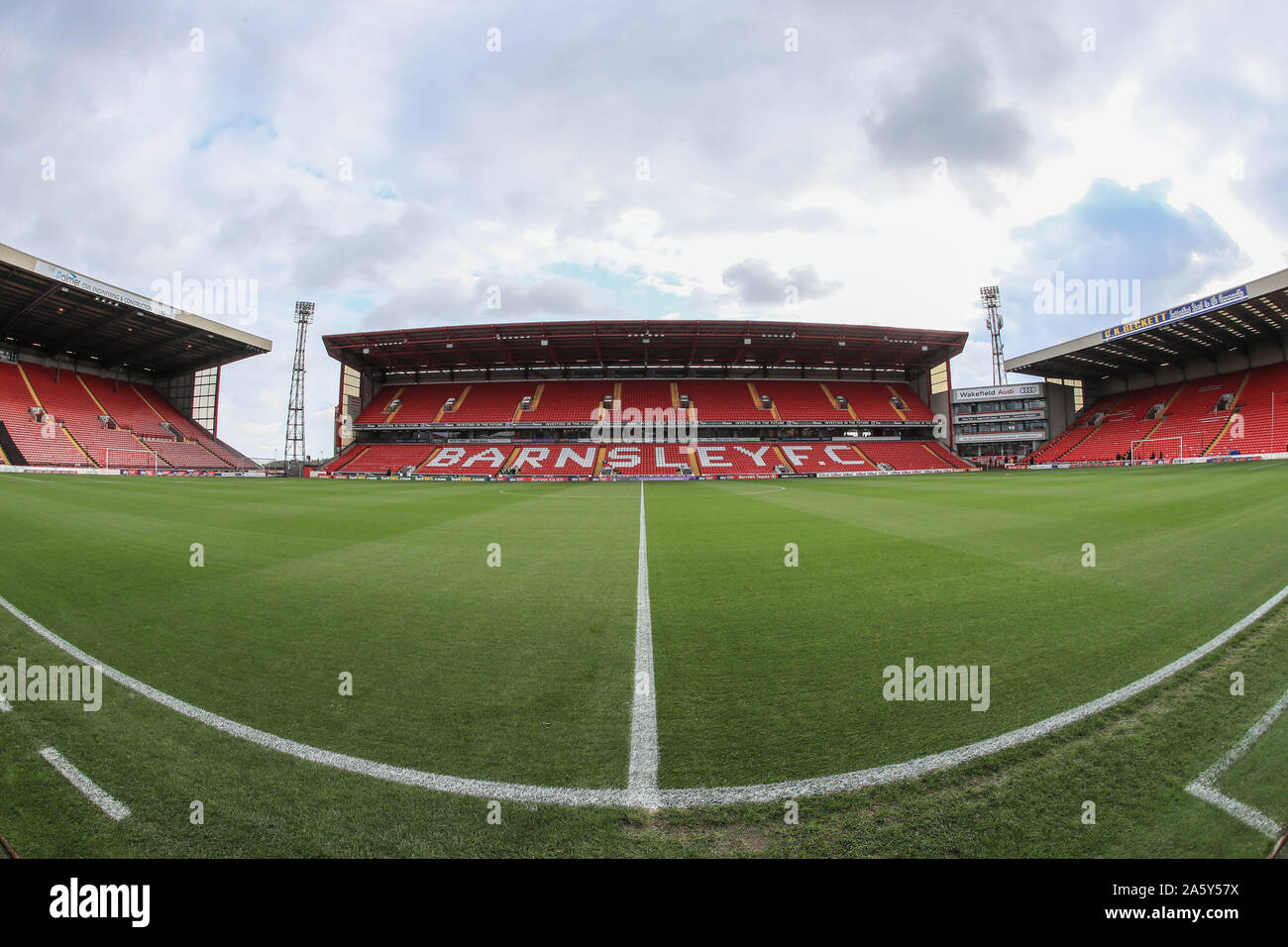 19 octobre 2019, Oakwell, Barnsley, Angleterre ; Sky Bet Championship, Barnsley v Swansea City : une vue générale de Oakwell Crédit : Mark Cosgrove/News Images Banque D'Images