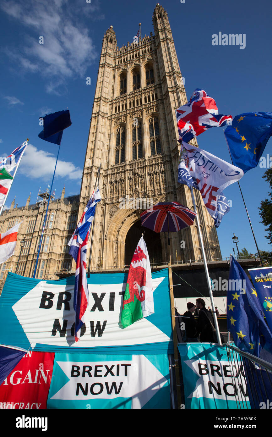 Pro Ant-Brexit Brexit et manifestants convergent sur les trottoirs autour de College Green et Chambres du Parlement de l'avant du 31 octobre Brexit Banque D'Images