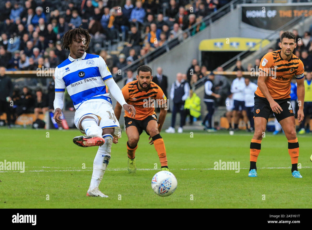 19 octobre 2019, Stade KC, Kingston Upon Hull, Angleterre ; Sky Bet Championship, Hull City v Queens Park Rangers : Eberechi Eze (10) de QPR obtient le mort Crédit : David Greaves/News Images Banque D'Images