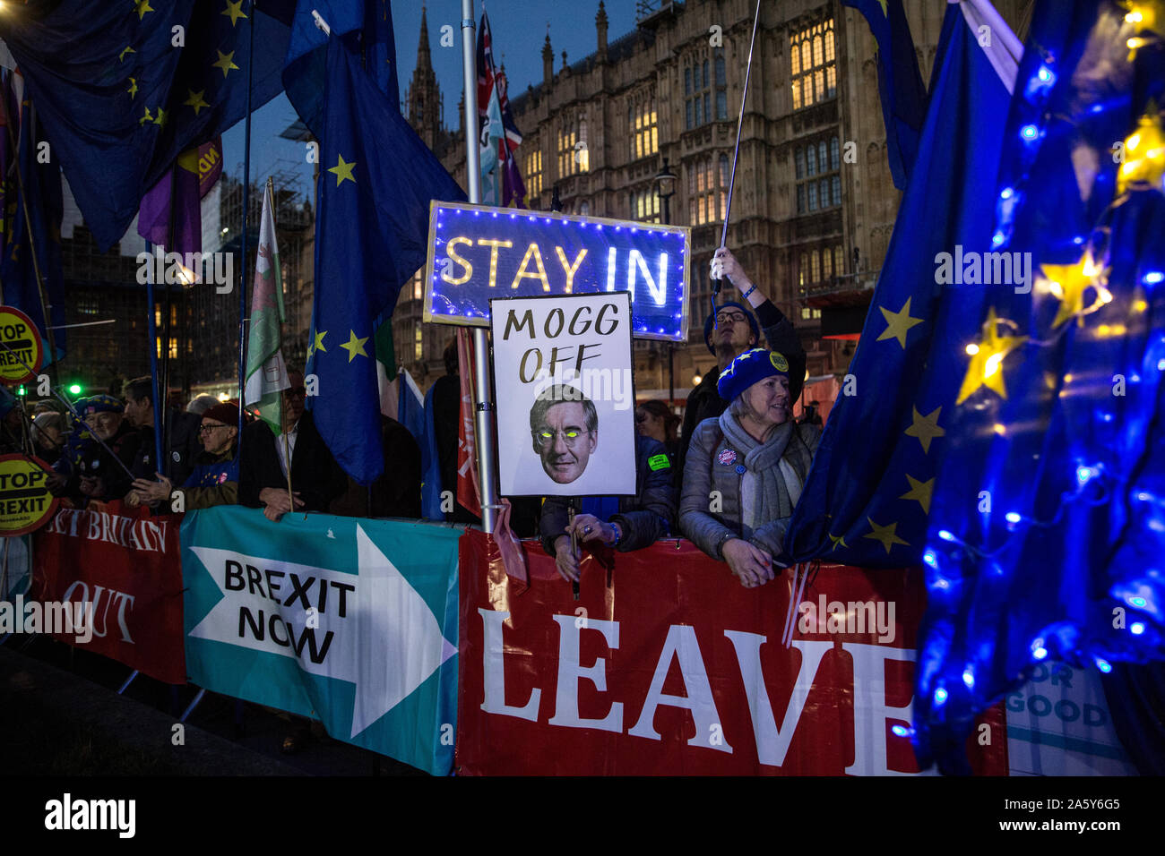 Pro Ant-Brexit Brexit et manifestants convergent sur les trottoirs autour de College Green et Chambres du Parlement de l'avant du 31 octobre Brexit Banque D'Images