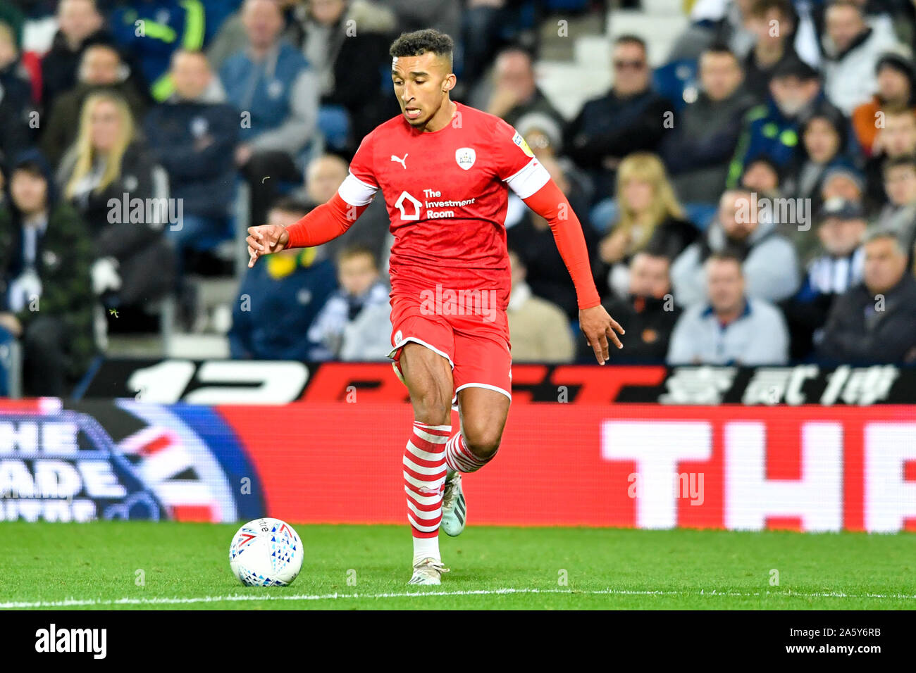 22 octobre 2019, The Hawthorns, West Bromwich, Angleterre ; Sky Bet Championnat, West Bromwich Albion v Barnsley : Jacob Brown (7) de Barnsley court en avant avec le ballon Crédit : Simon Whitehead/News Images Banque D'Images