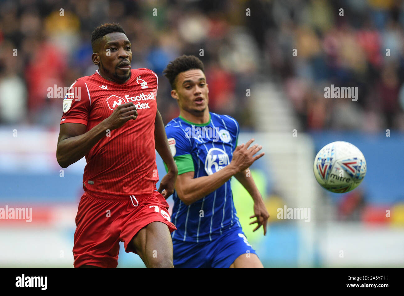 20e Octobre 2019, DW Stadium, Wigan, Angleterre ; Sky Bet Championship, Wigan Athletic v Nottingham Forest : Sammy Ameobi (19) La forêt de Nottingham et Charlie Mulgrew (16) de Wigan Athletic pourchasser la ball Crédit : Richard Long/News Images Banque D'Images