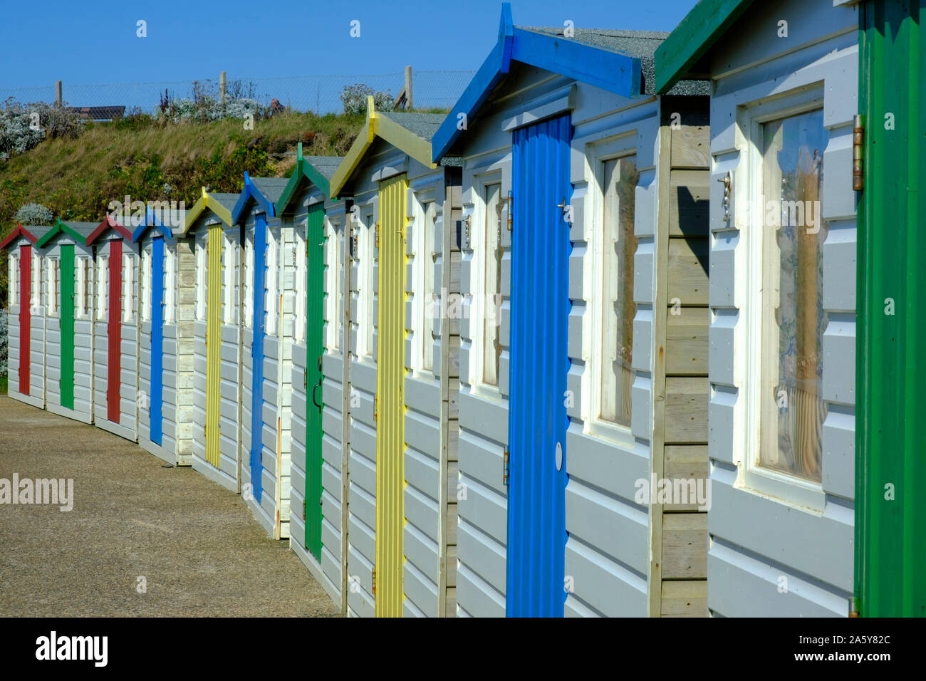 Cabines de plage multicolores avec promenade face à la plage de Bude Cornwall Angleterre Banque D'Images