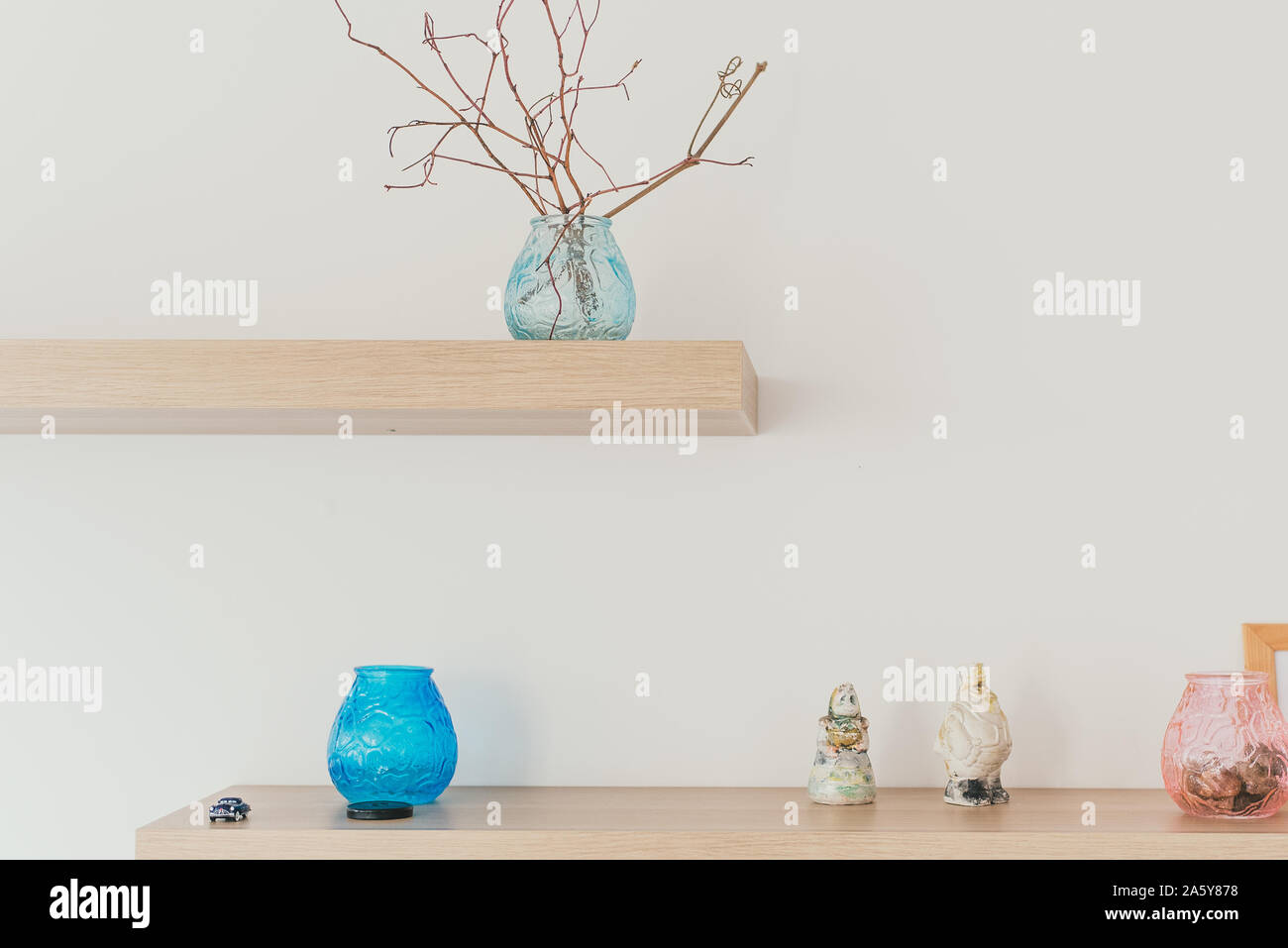 Durée de lumière sur le mur avec décor. Une branche dans un vase. Le minimalisme scandinave dans l'intérieur Banque D'Images