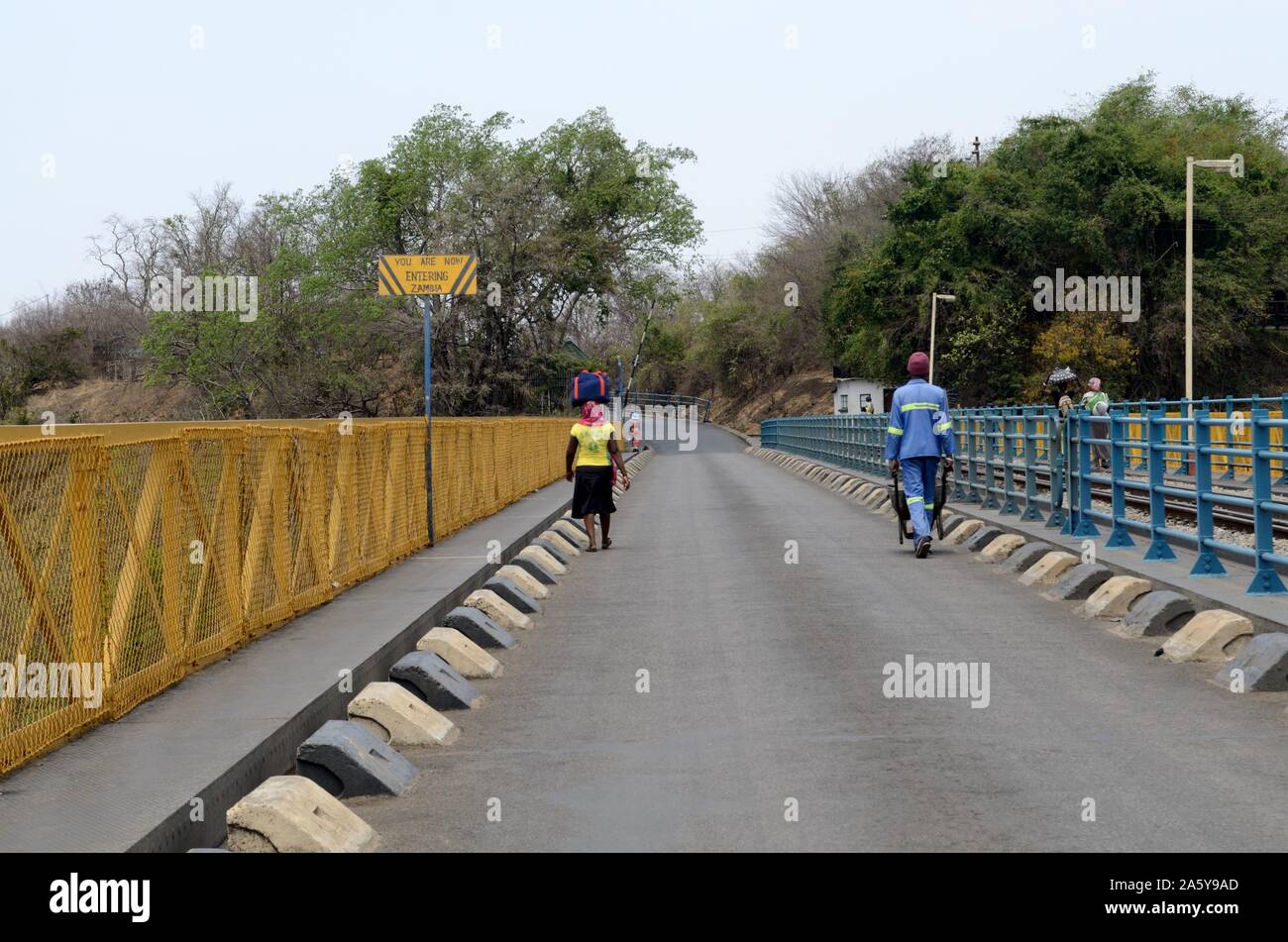 Les gens marcher sur le pont de Victoria Falls traversant le fleuve Zambèze au passage de la frontière entre la Zambie et le Zimbabwe Afrique Banque D'Images