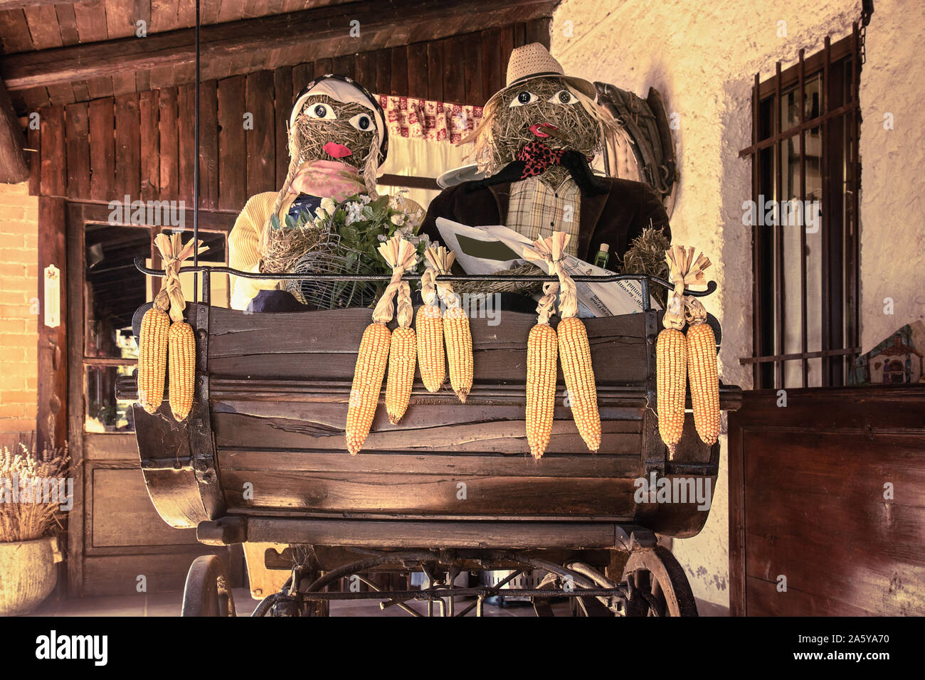 Mannequins de paille avec des cors. Couple de marionnettes (hommes et femmes) sur un chariot en bois rustique Banque D'Images