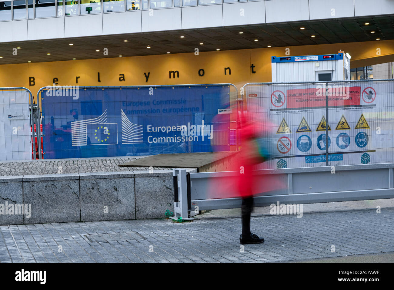 La Commission européenne des capacités de la rue à Bruxelles, Belgique avec méconnaissable personnes marchant par Banque D'Images