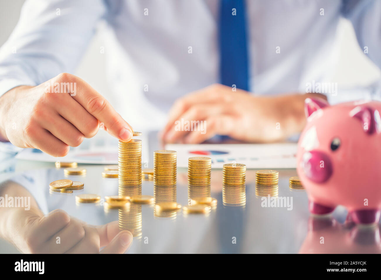 Banquier comptable ou financière de l'assureur établit le tableau des pièces d'or Banque D'Images