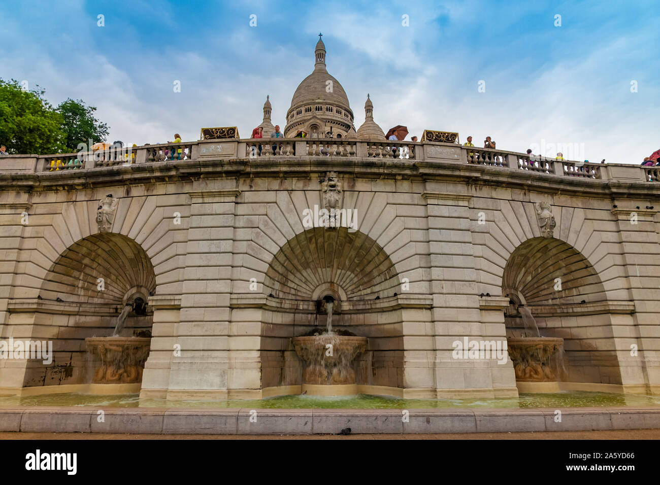 Grand low angle view of la fontaine Gasq dans le Square Louise Michel. La terrasse supérieure avec les trois bassins sculpturale semble porter le célèbre... Banque D'Images