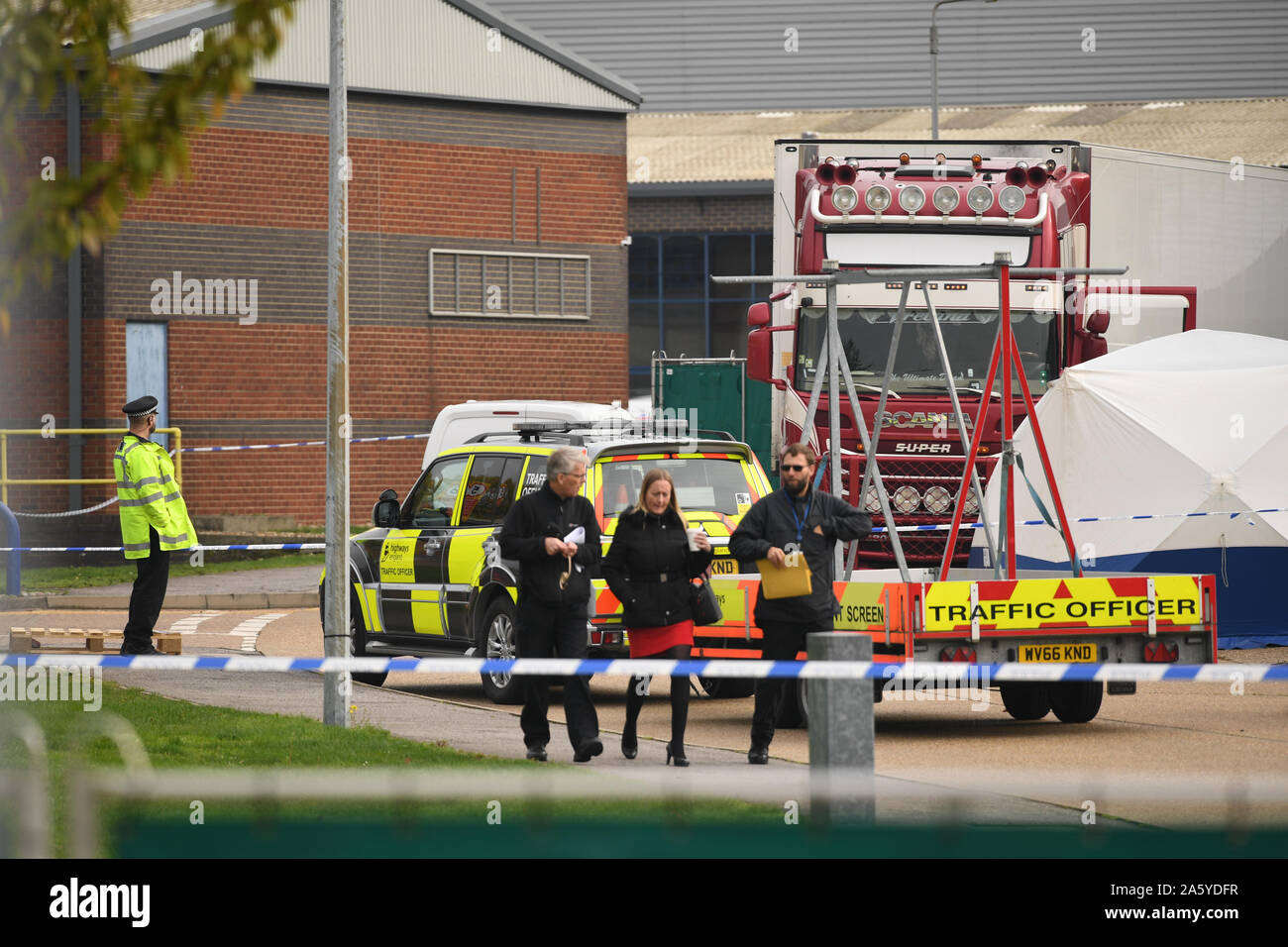 L'activité policière à l'Waterglade Industrial Park en Grays, Essex, après 39 corps ont été trouvés à l'intérieur d'un camion contenant sur la zone industrielle. PA Photo. Photo date : mercredi 23 octobre, 2019. Selon les premières indications, il y a 38 adultes et un adolescent, a annoncé la police. Le camion est de la Bulgarie et est entrée dans le pays à Holyhead, au nord du Pays de Galles, l'un des principaux port de ferries de l'Irlande. Voir l'ACTIVITÉ DE POLICE story contenant. Crédit photo doit se lire : Stefan Rousseau/PA Wire Banque D'Images