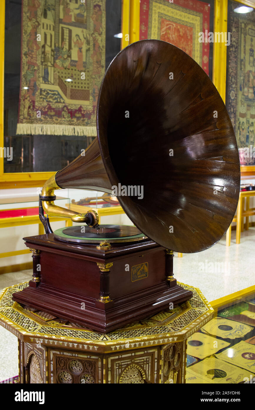 Est un appareil de musique gramophone. Vieux gramophone avec la plaque ou  le vinyle disque sur boîte en bois. Laiton Antique record player. Avec  Gramophone corne l'Orateur. Retro Photo Stock - Alamy