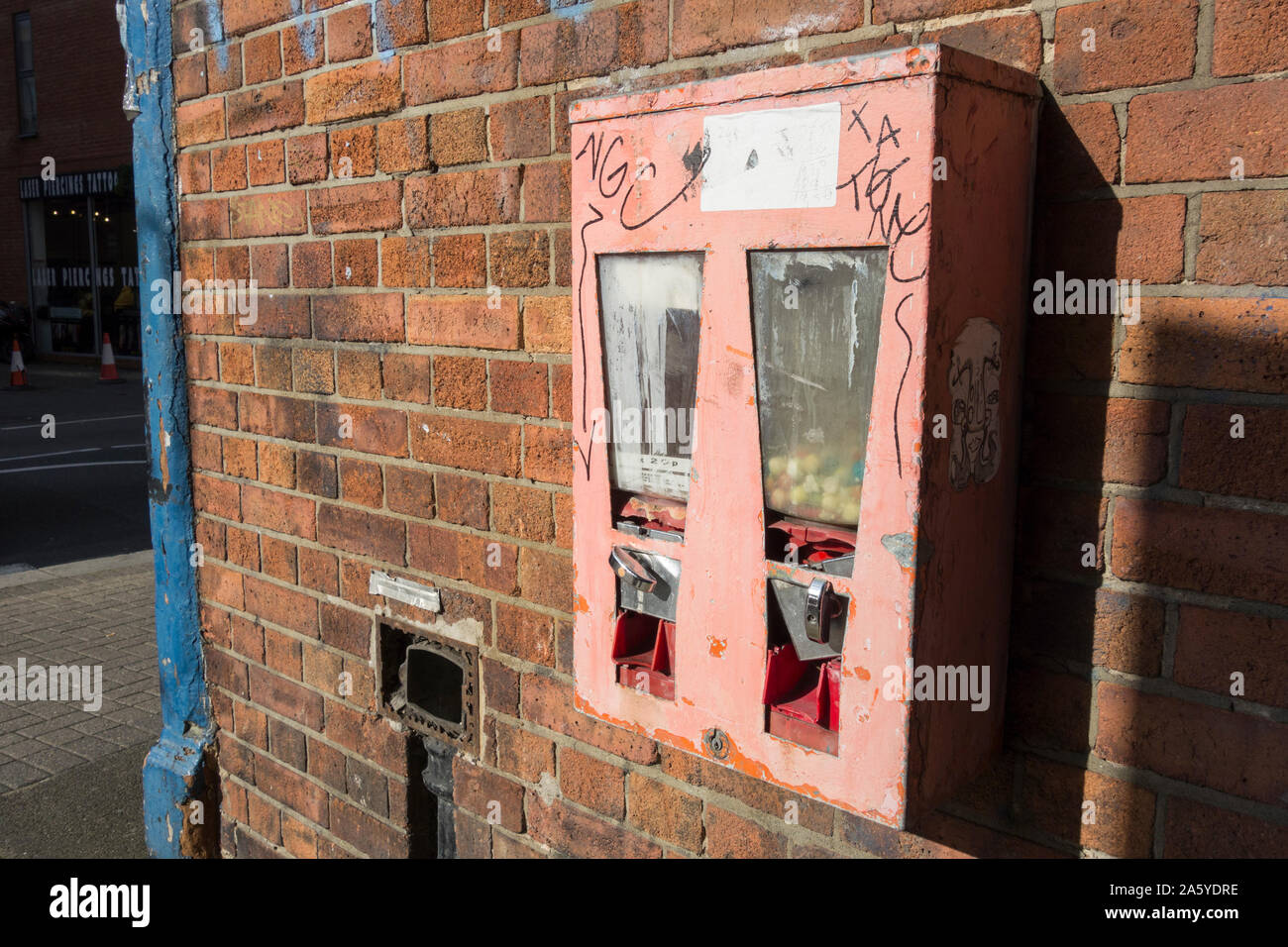 Une épave et porté sweet distributeur automatique dans une rue de Londres, Royaume-Uni Banque D'Images