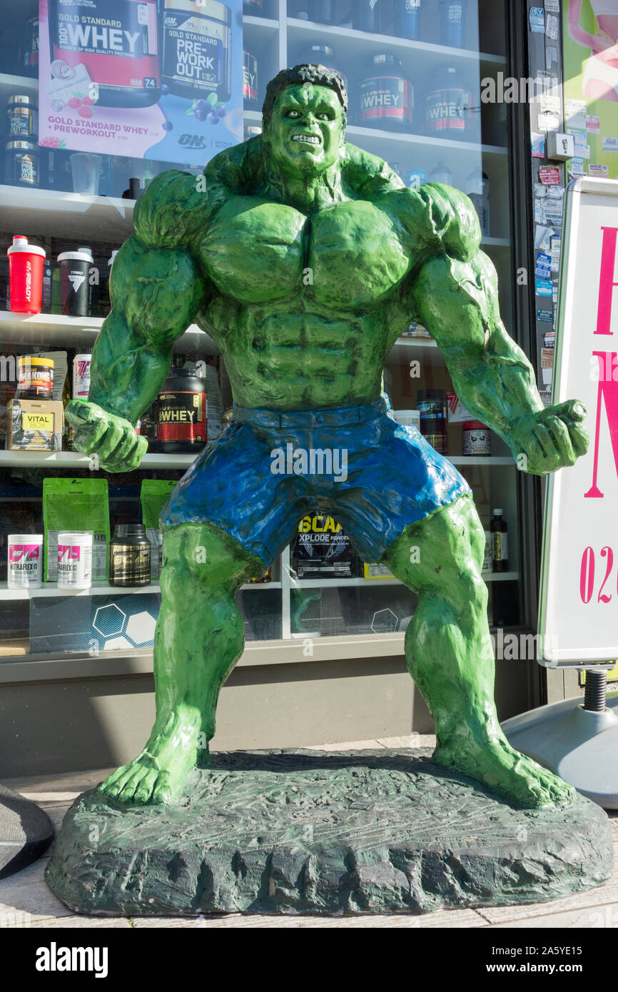 La statue d'un vert et très féroce-à la carcasse incroyable dans une rue de Londres, Royaume-Uni Banque D'Images