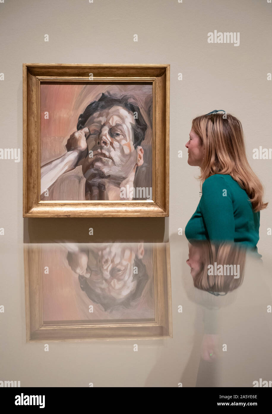 Royal Academy of Arts, Londres, Royaume-Uni. 23 octobre 2019. La première exposition à l'accent sur Lucian Freud's viscéral et sans une auto-portraits. Près de sept décennies travail sur toile et papier, autour de 50 œuvres sont exposées que Freud (1922-2011 Graphique) au développement artistique. Droit : Man's Head (Autoportrait), 1963. Credit : Malcolm Park/Alamy Live News. Banque D'Images