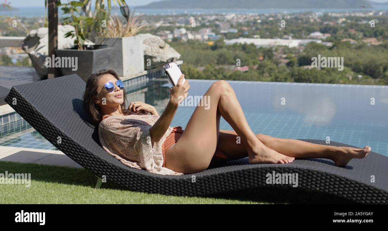 Se prélasser au bord de la prise femelle à selfies sur le dessus de l'hôtel Banque D'Images