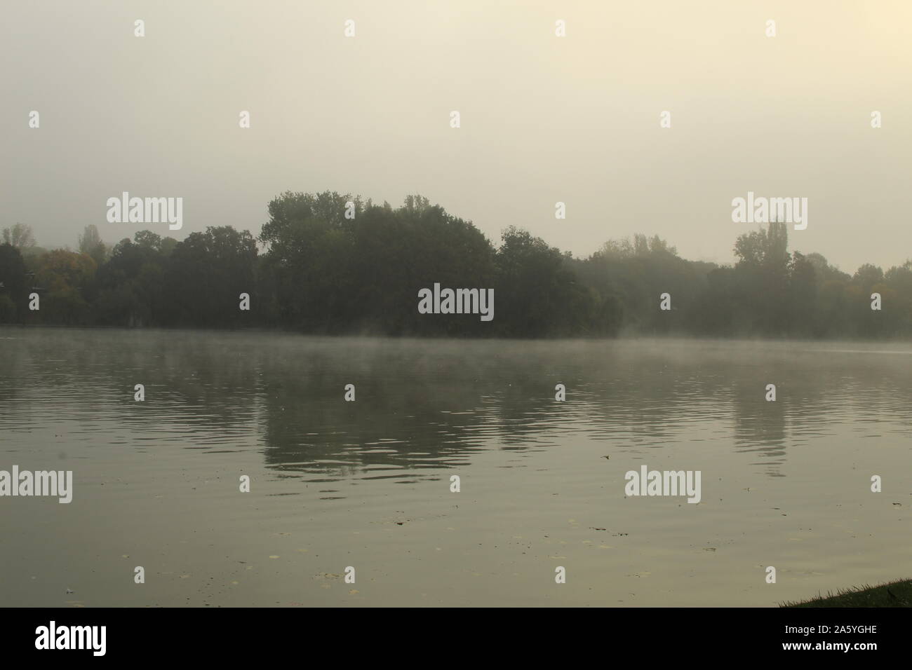 La fin de l'automne sur un lac d'une beauté extraordinaire Banque D'Images