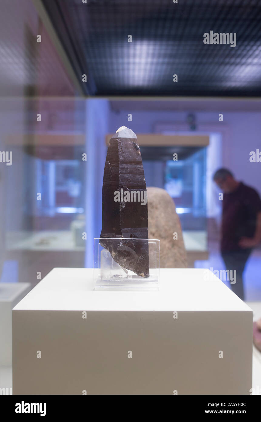 Madrid, Espagne - Mai 31th, 2019 : silex préhistorique couteau. Syndicat debout à fond. Musée de Cadix, Espagne Banque D'Images