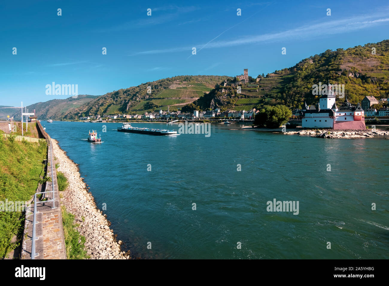 Vue sur le château de Pfalzgrafenstein, connu comme le Palatinat, l'un célèbre château sans frais sur l'île et le château de Gutenfels Falkenau sur la rive du Rhin. Banque D'Images