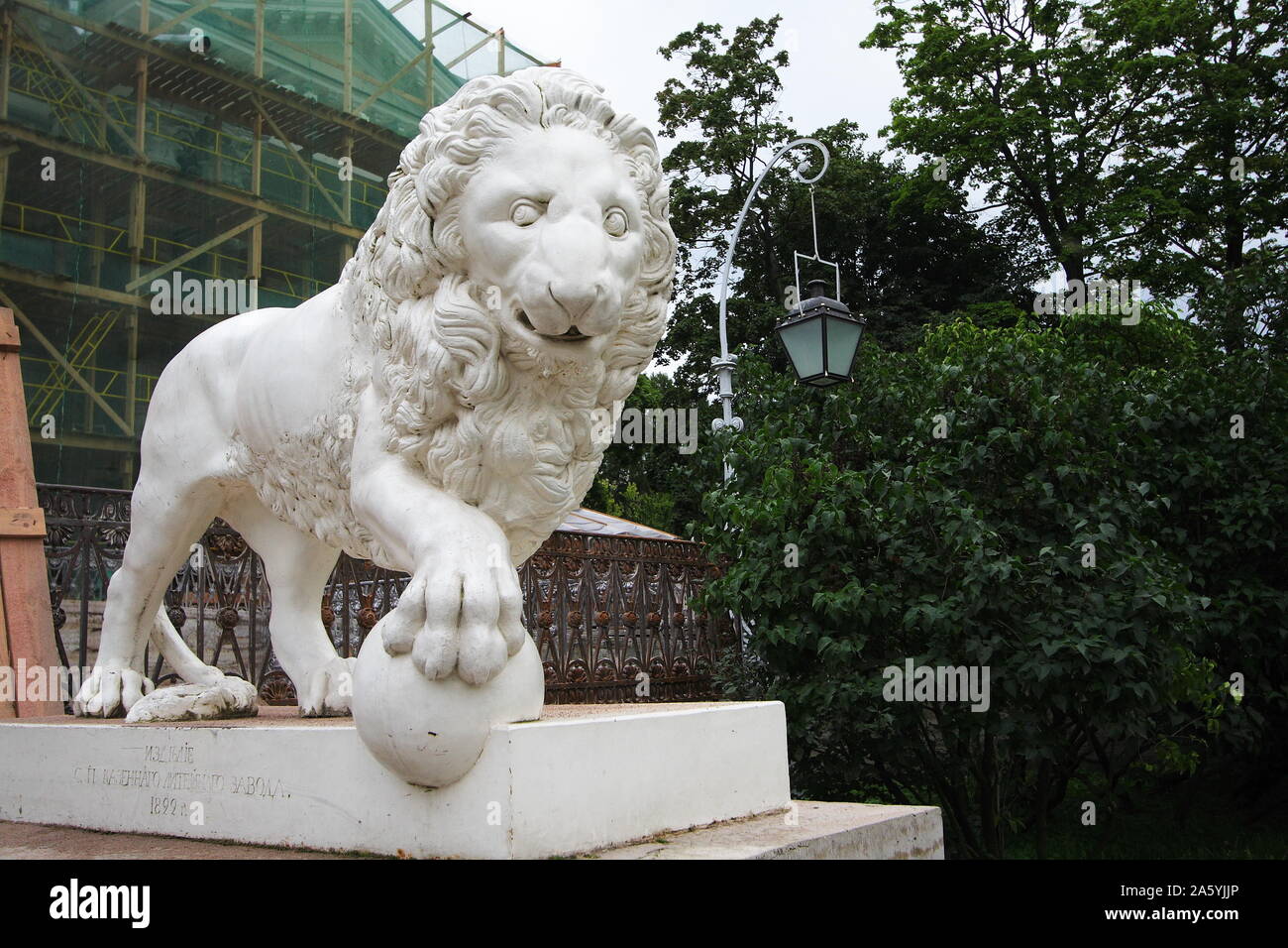 Sculpture d'un lion tenant une balle de patte. Palais Yelagin. L'île Elagin. Saint-pétersbourg Banque D'Images