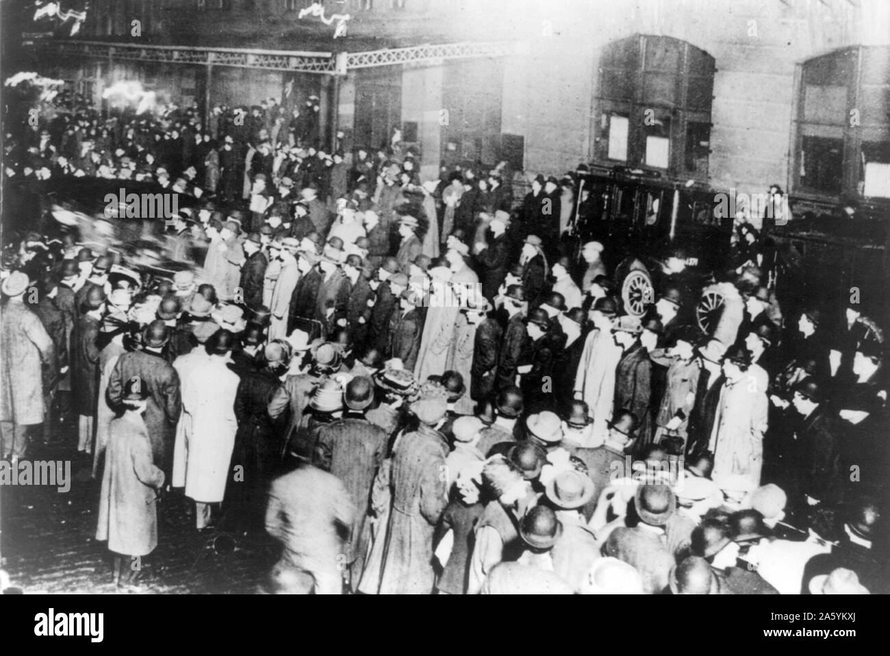 Perte de la White Star Line de classe olympique du RMS Titanic qui a heurté un iceberg le 12 avril 1912 pour son voyage inaugural de Southampton à New York. Plus de 1 500 vies perdues. New York la foule en attente de l'arrivée des survivants de la catastrophe . Banque D'Images