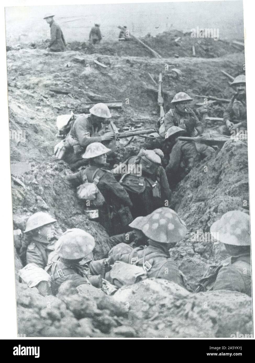 La Première Guerre mondiale : Le 'push' britannique en Flandre : les troupes creusés dans le long de la route d'Ypres, en novembre 1914. Banque D'Images