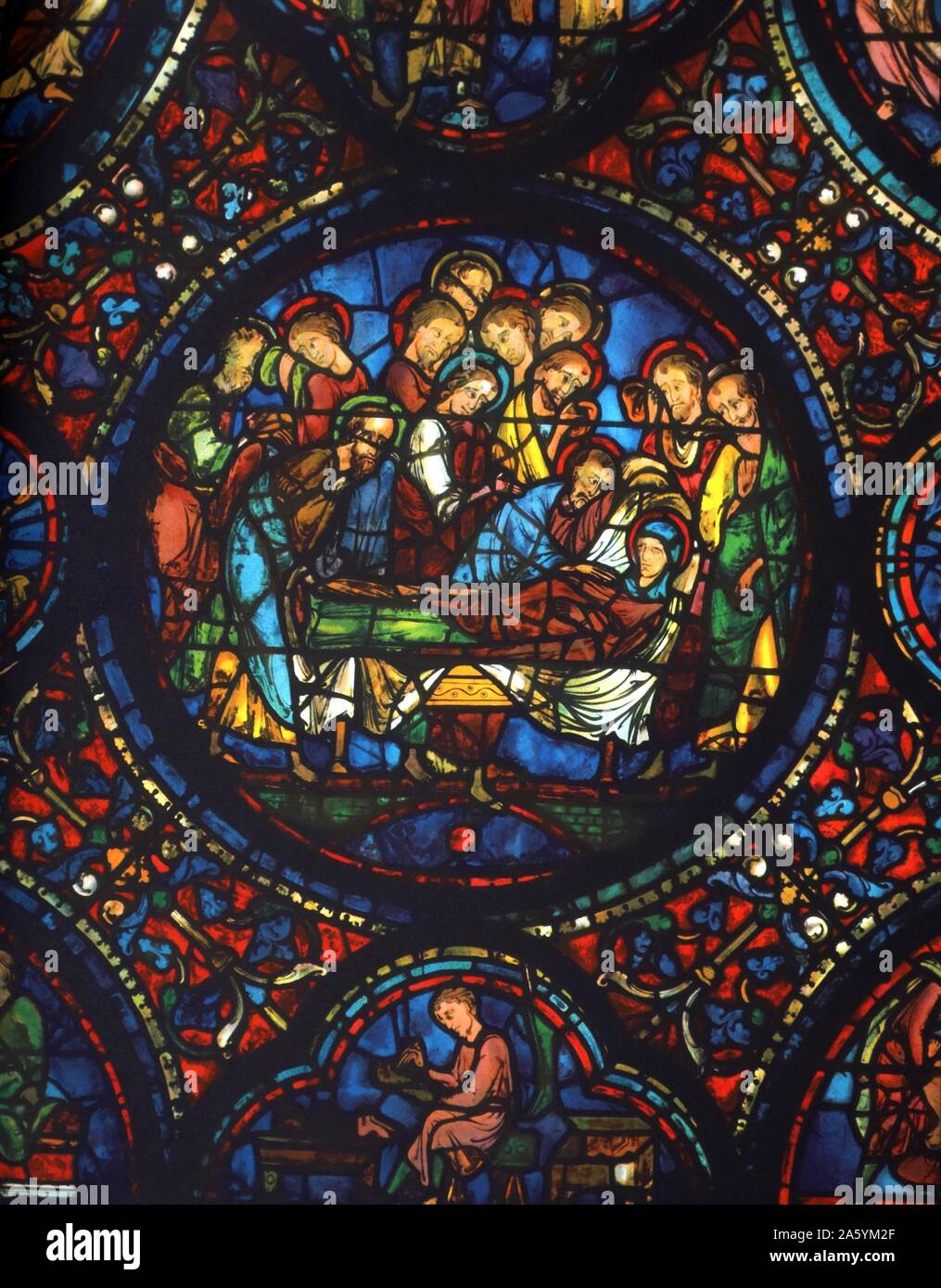 Vitrail du bas-côté sud de la cathédrale de Chartres, France. Montre la  mort de la Vierge Marie ; 13e siècle Photo Stock - Alamy