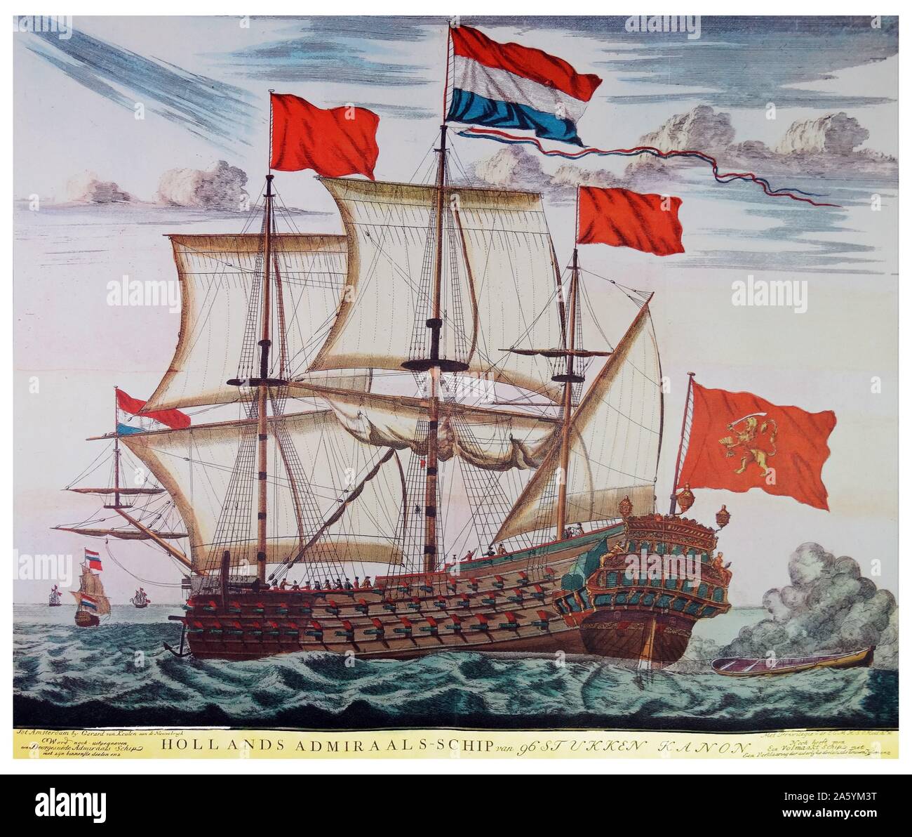 Le navire amiral hollandais avec 96 canons. Gravure couleur publié par Gerard van Keulen, Amsterdam. Vue côté port des trois-mâts de navire à voile avec trois rangées de canons. Le navire porte plusieurs voiles et bout dehors et le grand mât un pavillon néerlandais. Le navire transporte derrière un grand drapeau rouge avec lion debout tenant une épée dans sa patte. Juste derrière le bateau, c'est un sloop. 1728 Banque D'Images