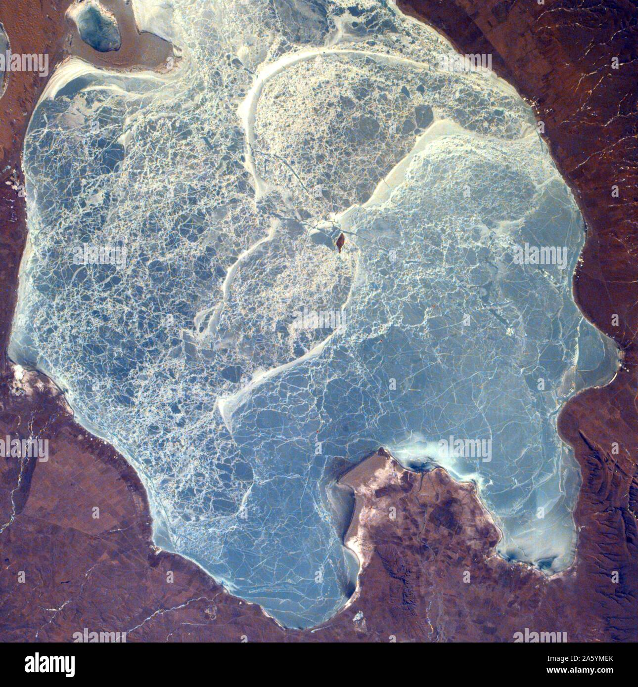 Cette image capte presque tous de Quinghai, le plus grand lac de Chine. Situé dans la province du Quinghai Quinghai sur le plateau tibétain. Le 17 février 2000. Image satellite. Banque D'Images