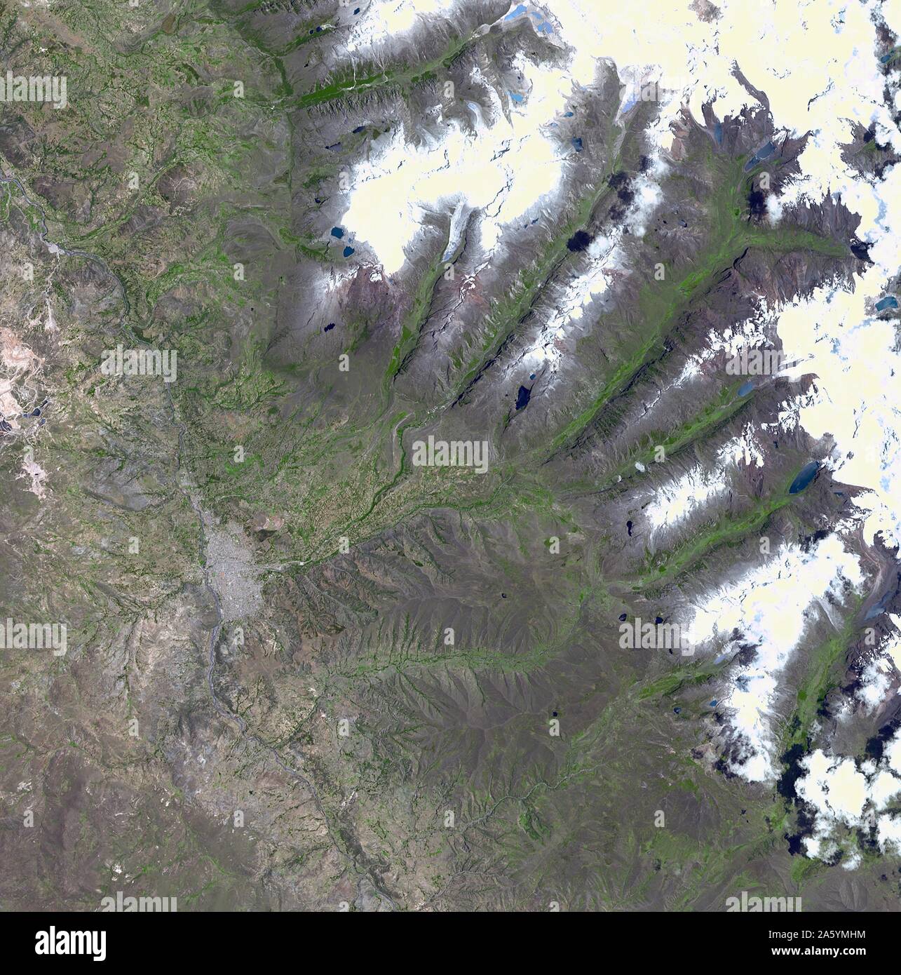 Un morceau de glacier, menaçant de tomber dans un lac andin et causer d'importantes inondations dans la ville péruvienne de 60 000. Le 5 novembre 2001. Image satellite. Banque D'Images