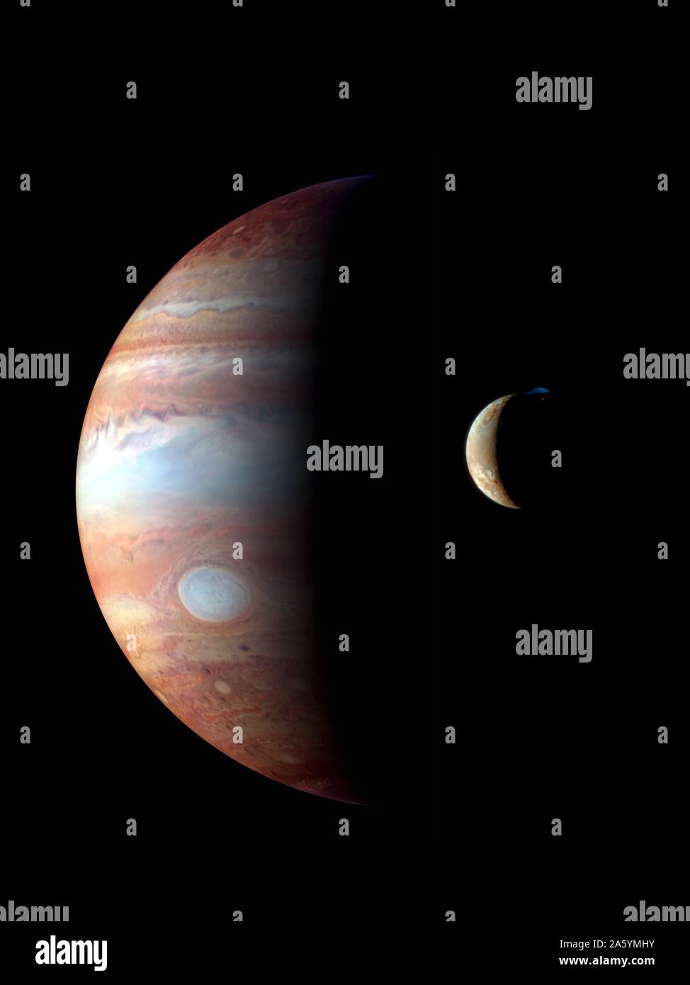 Il s'agit d'un montage d'images Nouveaux Horizons de Jupiter et de sa lune volcanique Io, prises au cours de l'engin de survol de Jupiter au début de 2007. LORRI. Banque D'Images