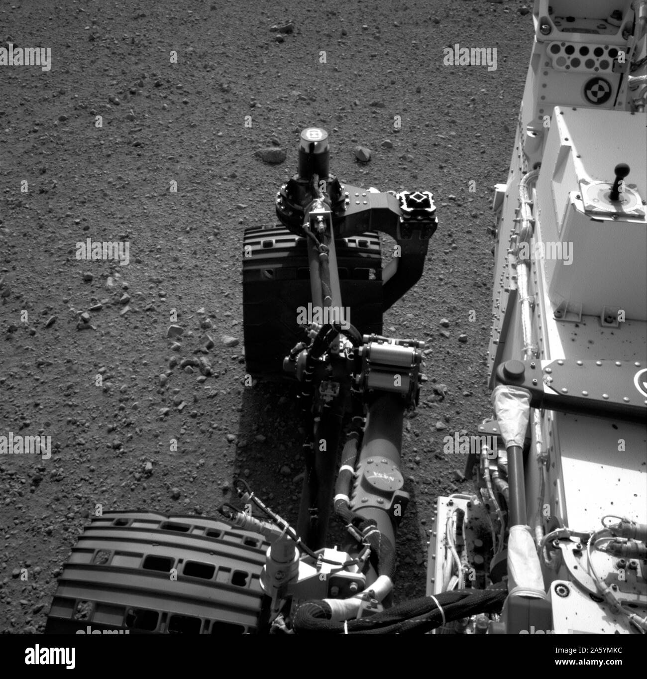Cette série d'images montre le mouvement de la roue arrière droite de la curiosité de la NASA comme pilotes rover tourné les roues en place au site d'atterrissage sur Mars. Banque D'Images