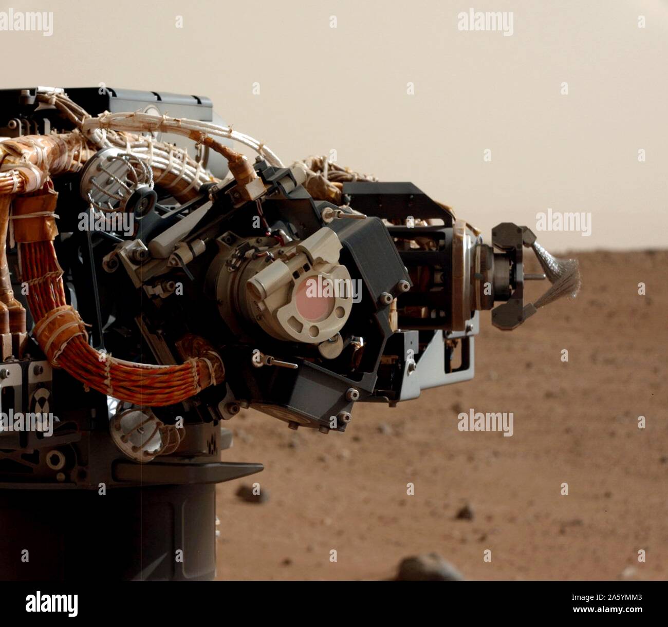 L'œil gauche de l'appareil photo du mât (Mastcam) de la NASA sur Mars Rover  Curiosity a pris cette image de la caméra sur le bras du rover Photo Stock  - Alamy