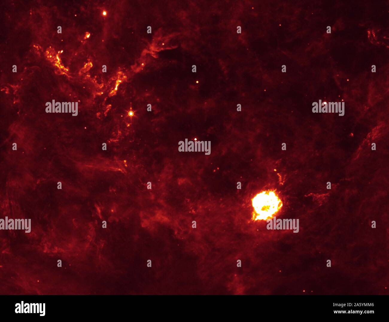 Le Cassiopeia une supernova flash la première de rayonnement crée six touffes de poussière (entouré en version annotée) anormalement chaud. La supernova remnant est la grande boule blanche dans le centre. Cette photo a été prise par infrarouge du télescope spatial Spitzer de la NASA. Banque D'Images