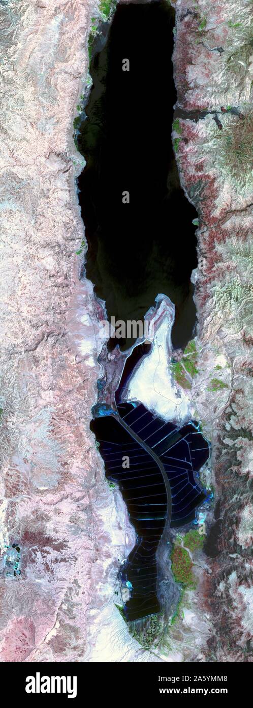 La mer Morte est situé sur la frontière entre la Jordanie et Israël, et est alimenté par le Jourdain. Image satellite. Le 3 mai 2005 Banque D'Images