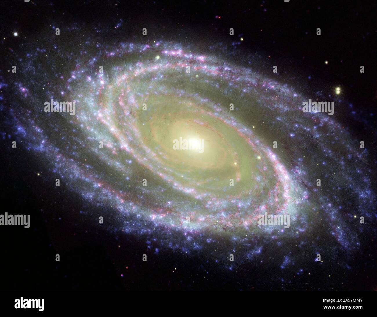 La galaxie spirale connue sous le nom de Messier 81, ou M81. GALEX Orbiter,Télescope Spatial Hubble,télescope spatial Spitzer. Banque D'Images