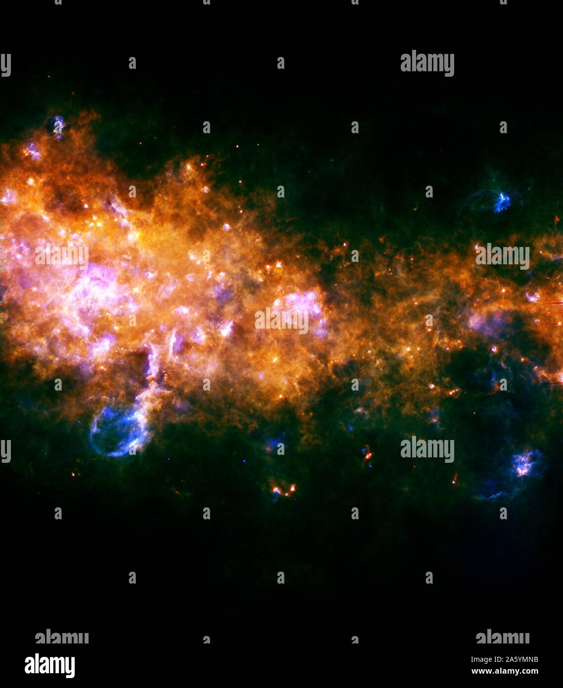 Cette image est prise à l'égard d'une région de notre Galaxie dans la constellation de l'Aigle, plus proche au centre galactique que notre soleil. Au centre et à la gauche de l'image, les deux régions d'étoiles en formation massive G29.9 et W43 sont clairement visibles. Herschel. Banque D'Images