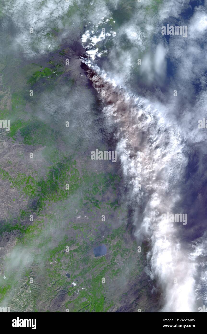 3 novembre 2002, Mt. L'Etna ash-laden panache. Image satellite. Banque D'Images